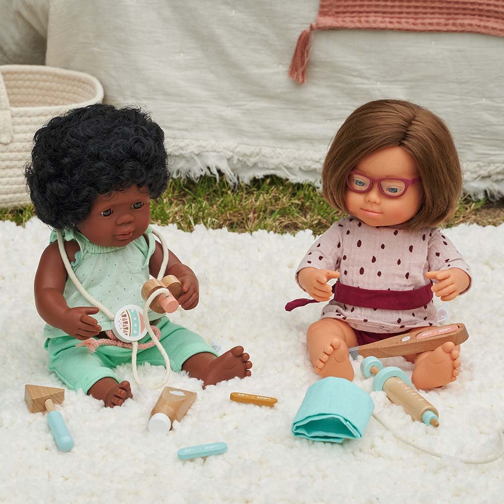 Miniland 31110 Babypuppe europäisches Mädchen 38cm Brille