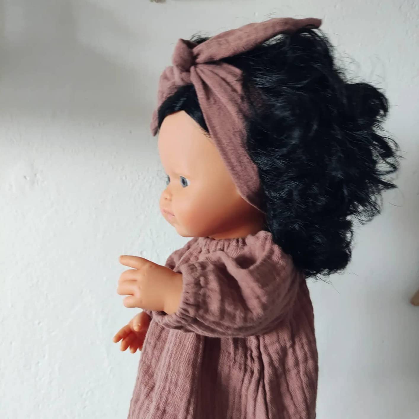 Miniland Dolls 31232 Babypuppe Mädchen 38 cm schwarze Locken Vinyl