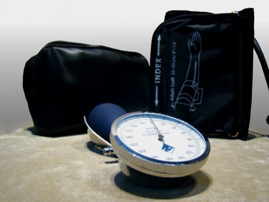Gess Optimum Blutdruckmessgerät Oberarm analog mit Stethoskop