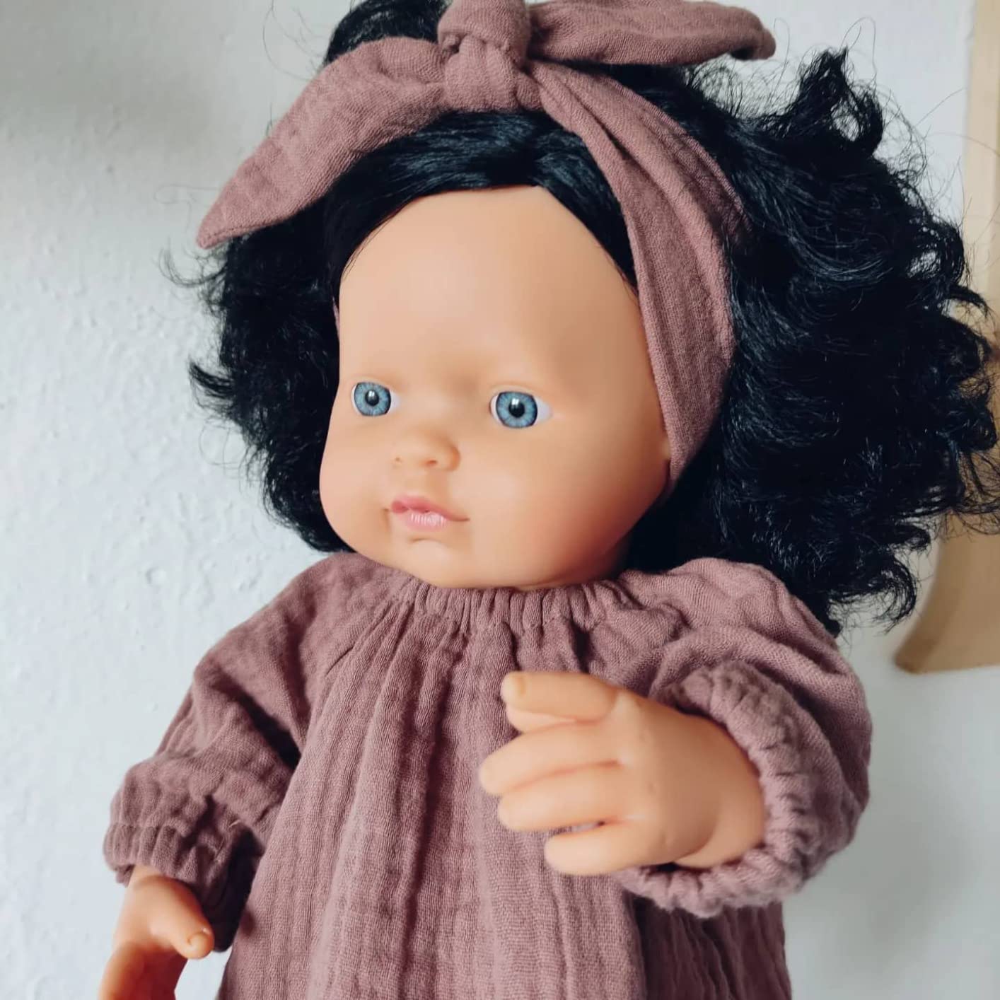 Miniland Dolls 31232 Babypuppe Mädchen 38 cm schwarze Locken Vinyl
