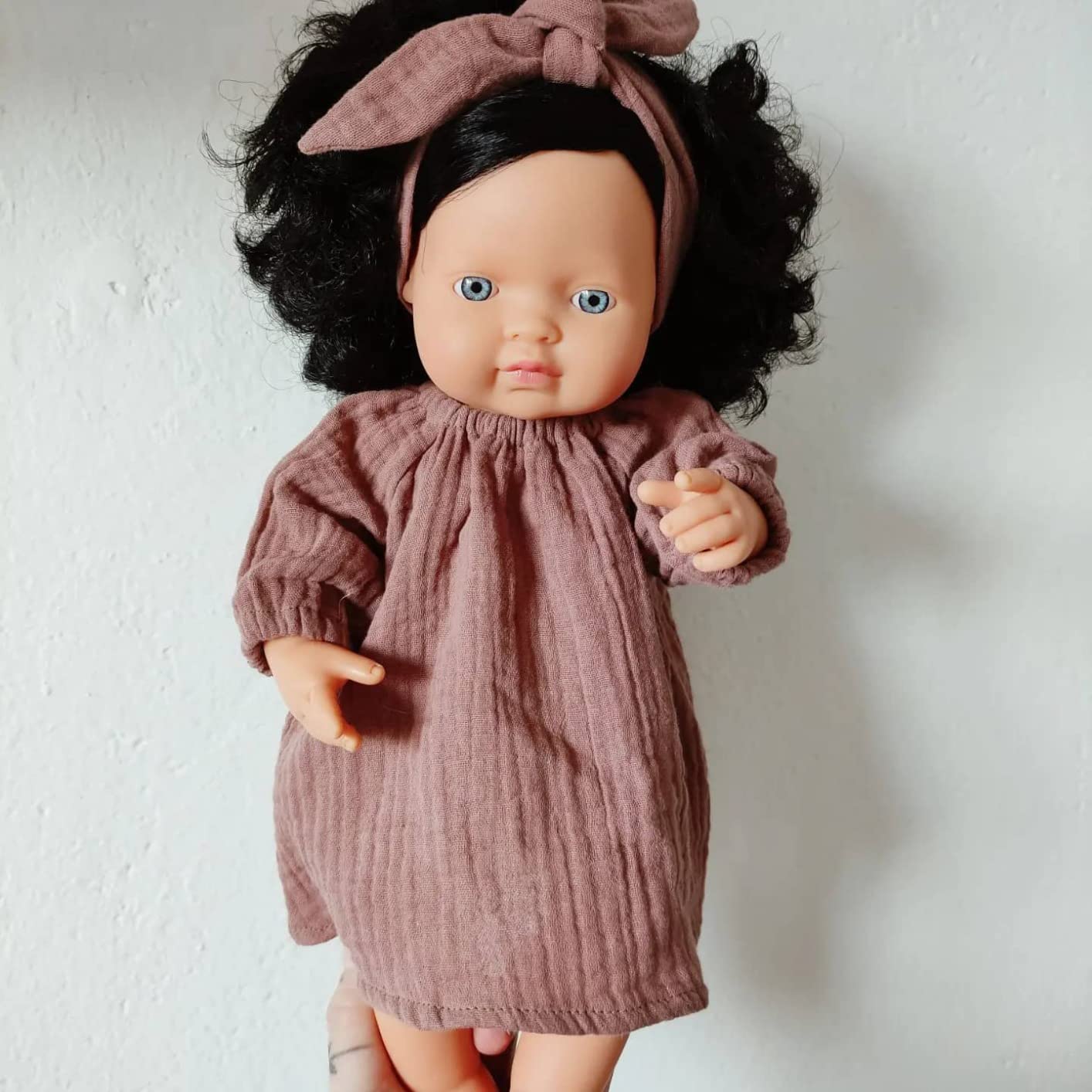 Miniland Dolls 31232 Babypuppe Mädchen 38 cm schwarze Locken Vinyl