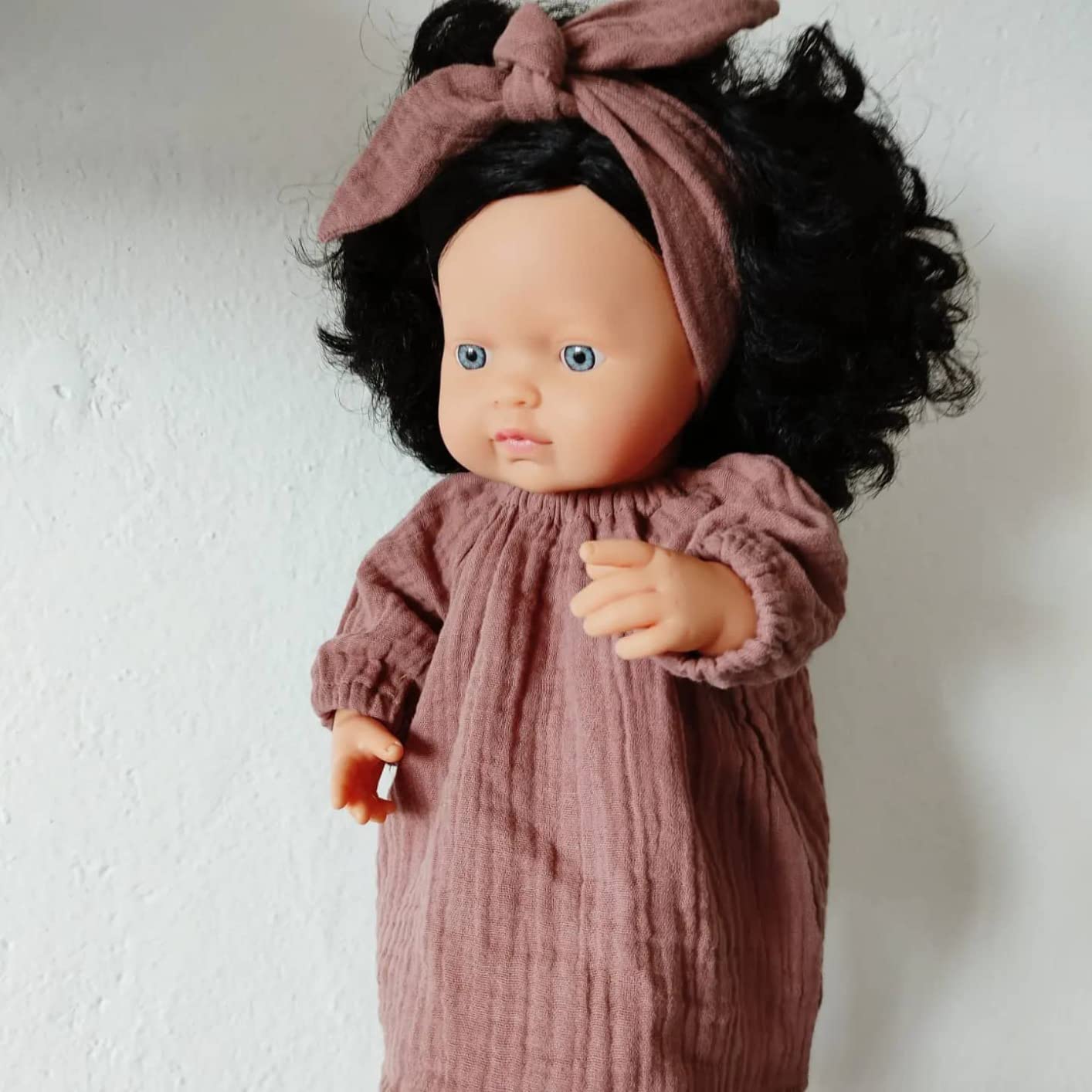 Miniland Dolls 31232 Babypuppe Mädchen 38 cm schwarze Locken Vinyl