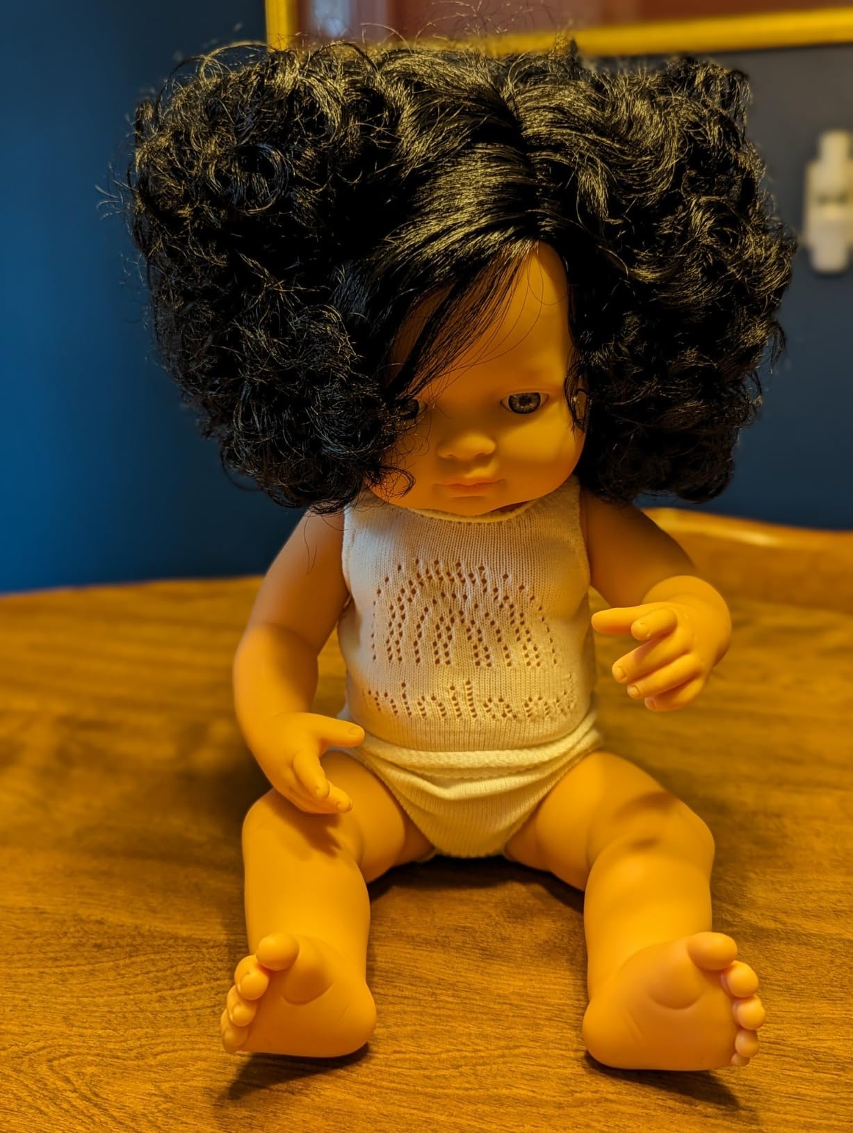 Miniland Dolls Babypuppe Mädchen 38cm schwarze Locken Vinyl