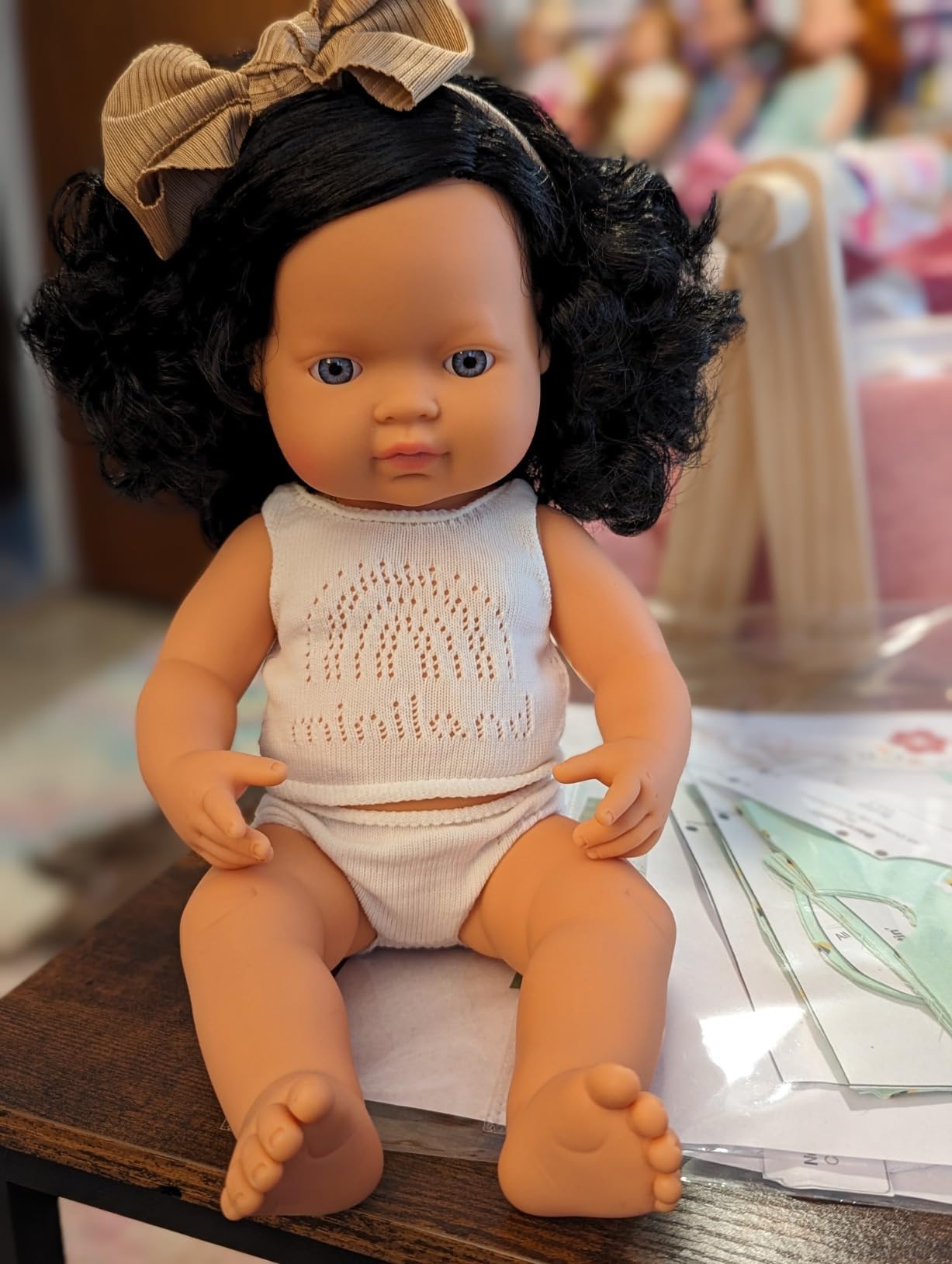 Miniland Dolls Babypuppe Mädchen 38cm schwarze Locken Vinyl