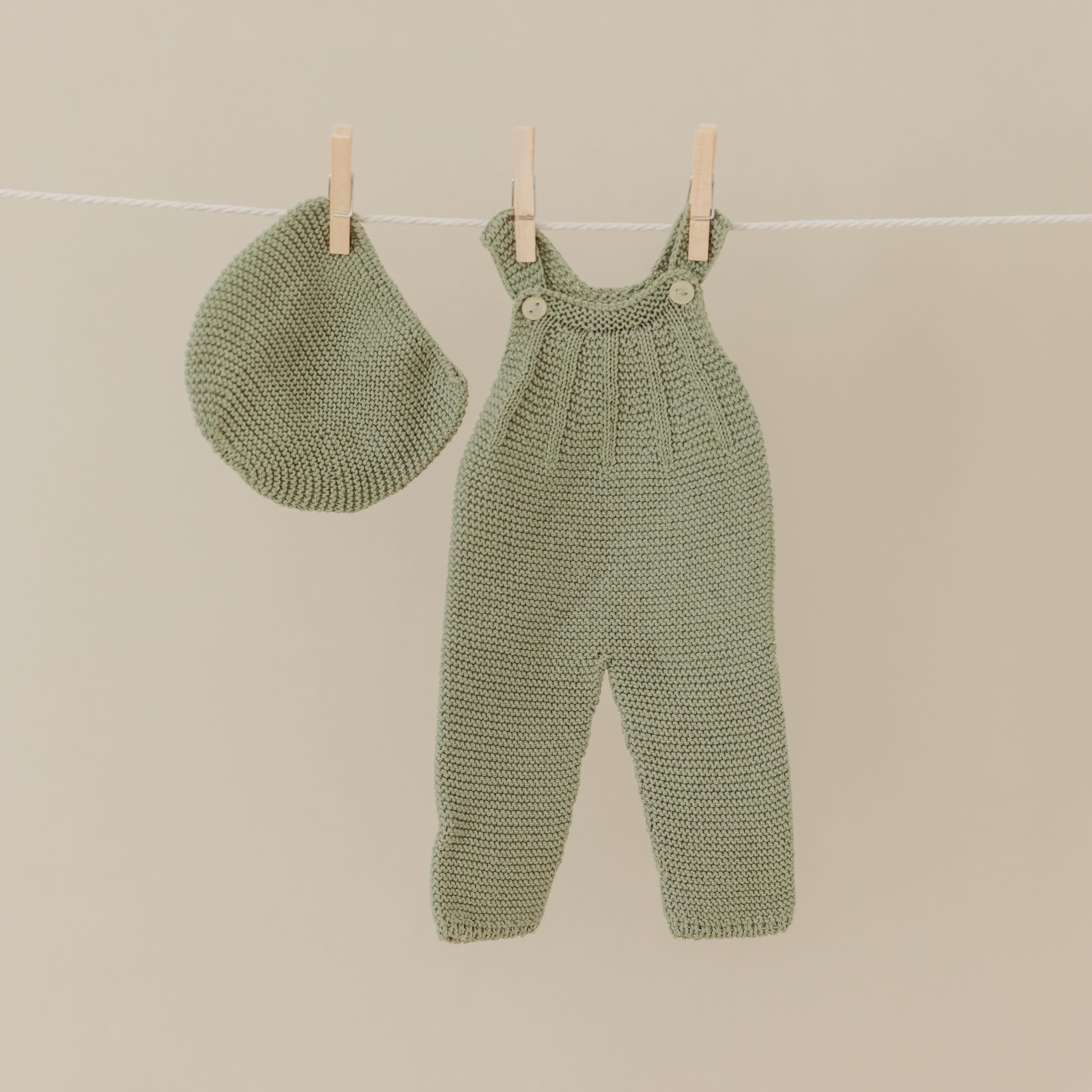 Miniland Strickset Latzhose Mütze grün 38 cm Puppen